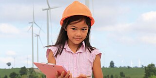 Erfinderland Deutschland Big Face © fotolia.com Mädchen mit Bauhelm und Notizblock vor einem Windrad