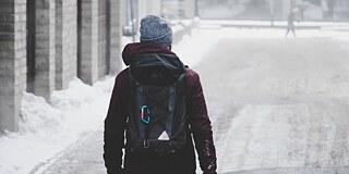 Material Geoffrey Chevtchenko © Unsplash Mann in Winterjacke im Schnee