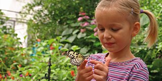 Erfinderland Deutschland - Medizin SKLA © iStock Kleines Mädchen hält einen Schmetterling