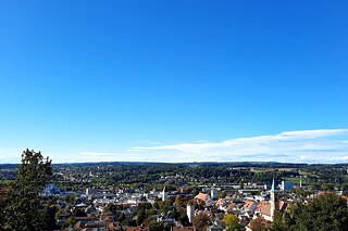 Panorama der Stadt mit blauem Himmel