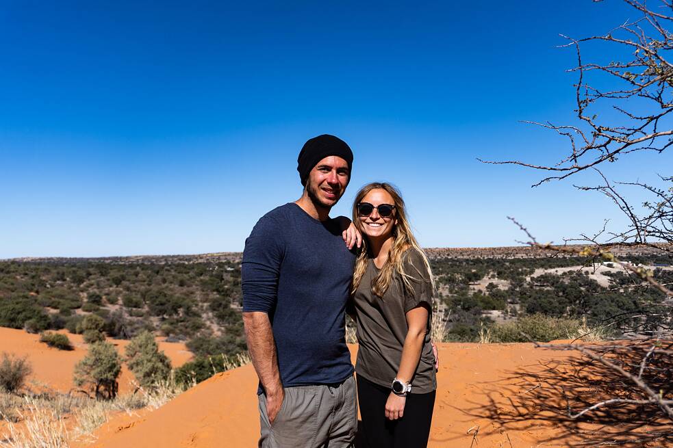 Hannah und Henrik in der Kalahari-Wüste in Namibia