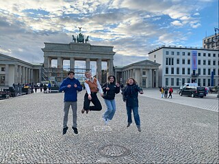 Jugendliche springen vor dem Brandenburger Tor in die Luft