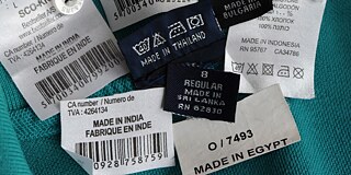 Etiketten von Kleidungsstücken, die in Deutschland verkauft werden