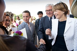 Bundespräsident Frank-Walter Steinmeier trifft auf Schülerinnen und -Schüler aus Tokio und Paris.