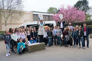 Deutsch-ukrainische Schülergruppe vor dem PASCH-Mobil 