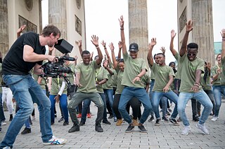 Flashmob mit Musik und breitem öffentlichen Interesse am Brandenburger Tor. 