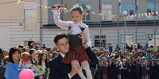 Schüler trägt Schülerin bei einem Schulfest