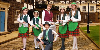 Schüler und Schülerinnen in Trachten