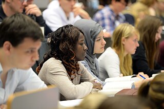 Studierende im Hörsaal während einer Vorlesung