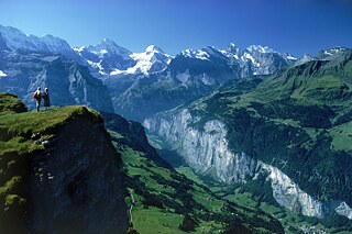 Zwei Personen auf der Spitze eines Berges im Gebirge