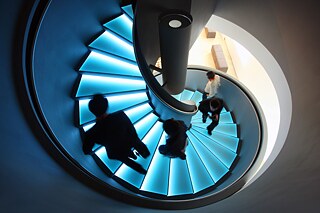 Aufnahme einer in blauer Farbe beleuchteten Treppe