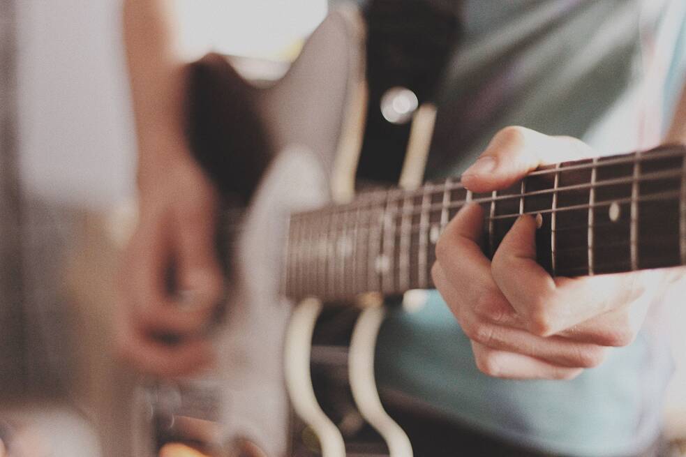 Junge spielt Gitarre, Nahaufnahme der Saiten