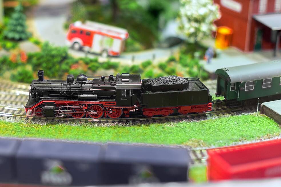 Modelleisenbahn in einer Miniaturlandschaft