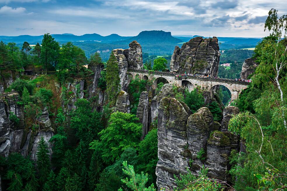 Blick auf die Basteibrücke in der Sächsischen Schweiz