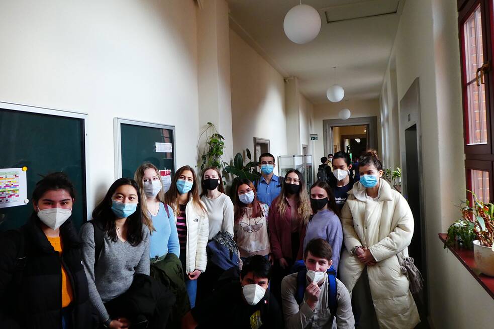 Gruppenfoto mit Masken auf dem Flur