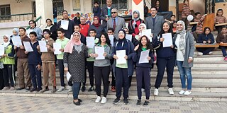 Gruppenfoto der Schülerinnen und Schüler vorm Haupteingang