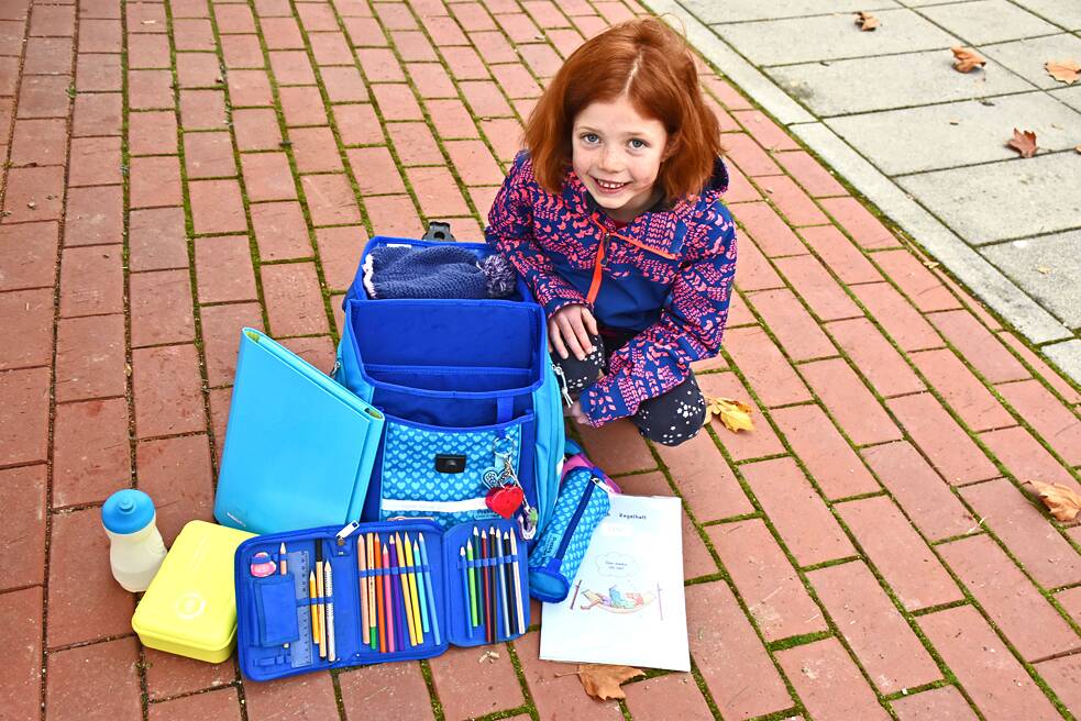 Mädchen mit ihrer Schultasche