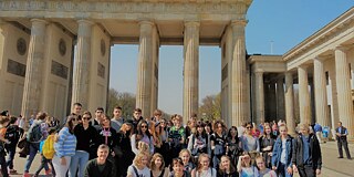 Schülergruppe mit Lehrkraft vor dem Brandenburger Tor