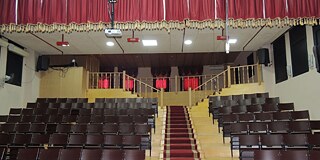 Innenansicht der Aula mit Stühlen