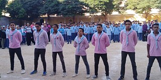 Schüler in Schuluniform auf dem Schulhof nebeneinander