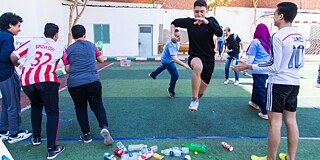 Schüler beim Sportunterricht, ein Schüler beim Weitsprung im Fokus