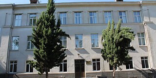 Gebäude von außen mit zwei Bäumen