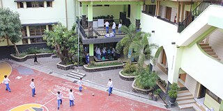 Rückseite des Gebäudes mit Sportplatz und Sportunterricht
