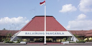 Gebäude von außen mit Fahne vor dem Haupteingang
