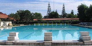Leerer Swimmingpool im Außenbereich