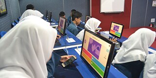 Schülerinnen und Schüler lernen im Technikraum