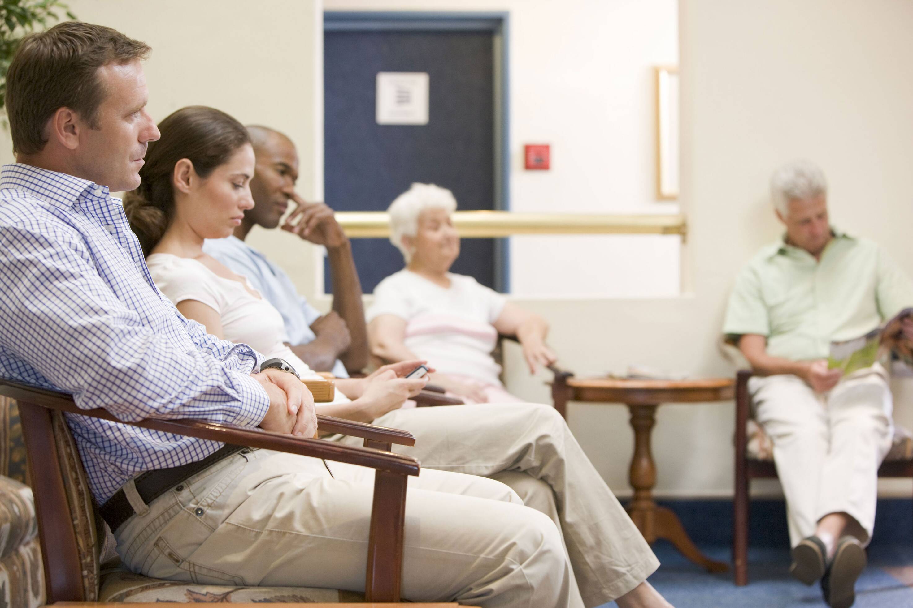 сообщество больных. общение с психологом. беседа группами с больными детьми. много пациентов. сообщество больных.