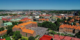 Gebäude von oben mit Ansicht der Stadt