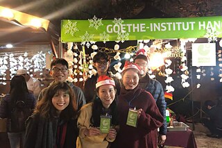 Gruppenfoto vor einem Schild des Goethe-Instituts in Ho-Chi-Minh-Stadt, Vietnam