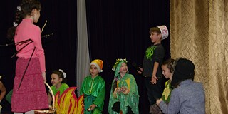 Verkleidete Kinder auf der Bühne