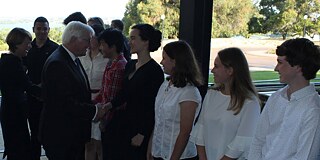 Bundespräsident Steinmeier gibt Schülern und Schülerinnen die Hand