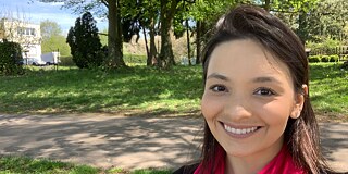 Larissa im Park, lächelnd