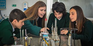 Schüler und Schülerinnen bei einem Chemieversuch