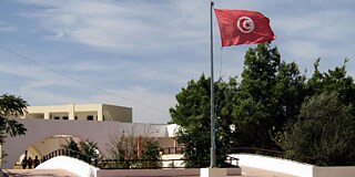 Rote Flagge auf dem Schulgelände