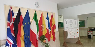 Flaggen im Schulgebäude