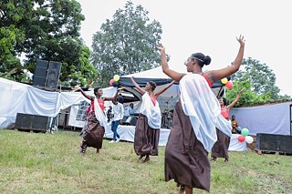Burundischer Tanz © Klub der Medizin und Deutsch in Burundi (KMDB) Aufführung eines burundischen Tanzes
