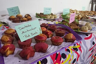 Ein Buffet mit Speisen aus anderen Ländern.