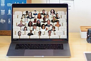 Digitale Kaffeepause: Das Zwischenseminar im Weiterbildungsprogramm fand 2021 online statt. © PAD/Unsplash Screenshot der Teilnehmenden bei Zoom