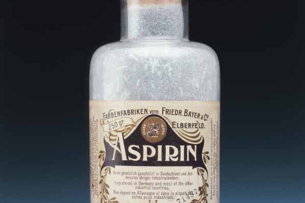 Eine Flasche Aspirin mit dem Wirkstoff in Pulverform
