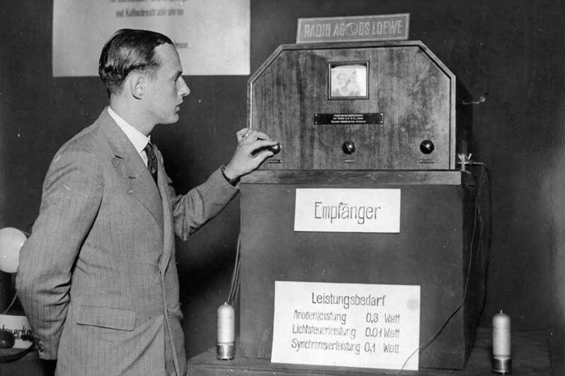 Manfred von Ardenne mit dem ersten Fernseher, 1931
