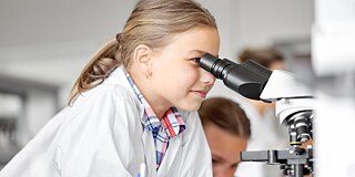 Mädchen am Mikroskop
