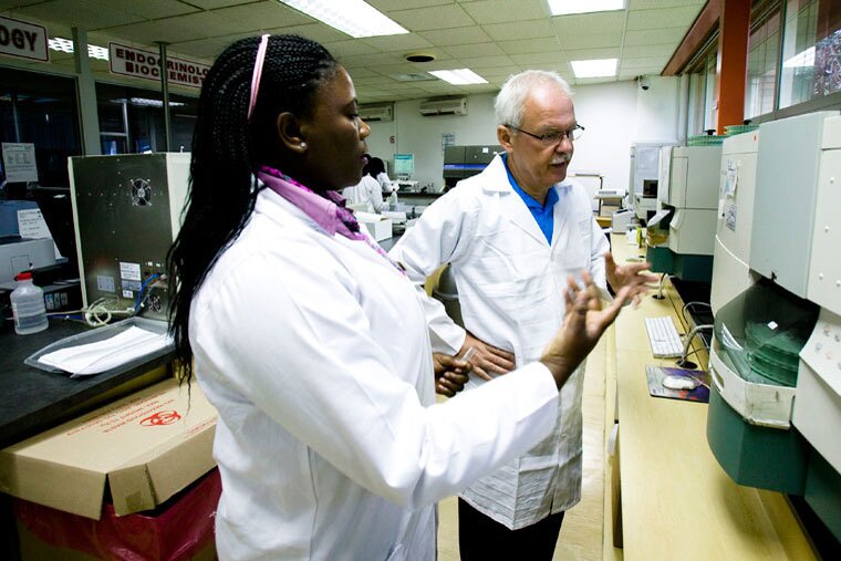 Ein Forscher und eine Forscherin arbeiten im Labor