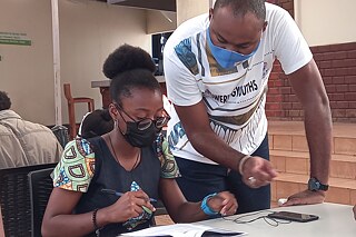 Superkräfte aufdecken © PASCH/Goethe-Institut Kamerun Zwei Personen mit Masken an einem Tisch