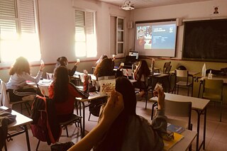 Schüler und Schülerinnen schauen Film im Klassenzimmer