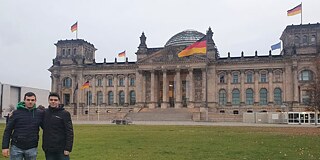 Zwei Personen vor dem Deutschen Bundestag