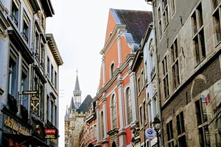 Gebäude in der Innenstadt mit verschiedenen Läden